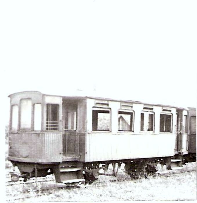  Tramvajový dvojnápravový príves Vígľašskej lesnej železnice. Pohľad predobočný. Foto: V. Hlávek, cca 1975. 63 x 44 