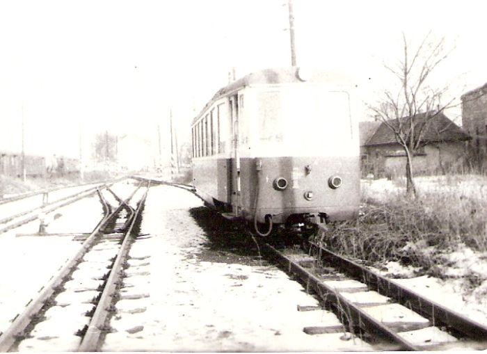  Trenčianská Teplá - elektrické depo. Pohľad v osi koľají od depa ku stanici. Vpravo prívesný vozeň Balm/u 849. Úzkorozchodné koľajisko depa, vzadu výpr. budova. Foto: V. Hlávek, 1978. 90 x 63 