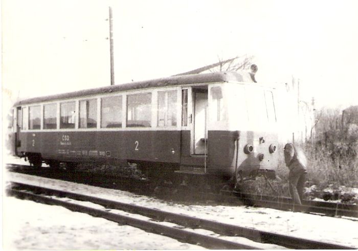  Prívesný vozeň elektrickej železnice T. Teplá - T. Teplice Balm/u 849 na koľajisku elektrického depa. Pohľad predobočný. Vzadu trolejový stožiar. Foto: V. Hlávek, 1978. 90 x 62 