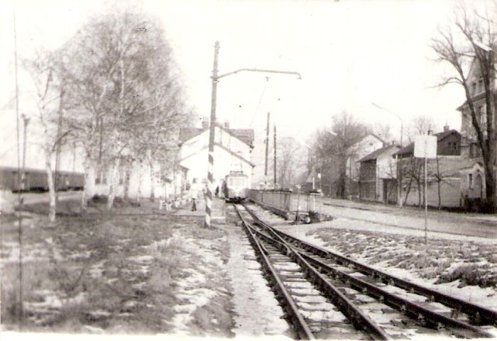  Trenčianska Teplá - el. stanica. Pohľad od námedzníku výhybky do depa k výpr. budove. V stanici EMU 46.0. Vzadu výpr.bud., vpravo obyt. budovy, vľavo mrež. osvetľ. stožiare a súprava Bai. Foto: V. Hlávek, 1978. 87 x 64 
