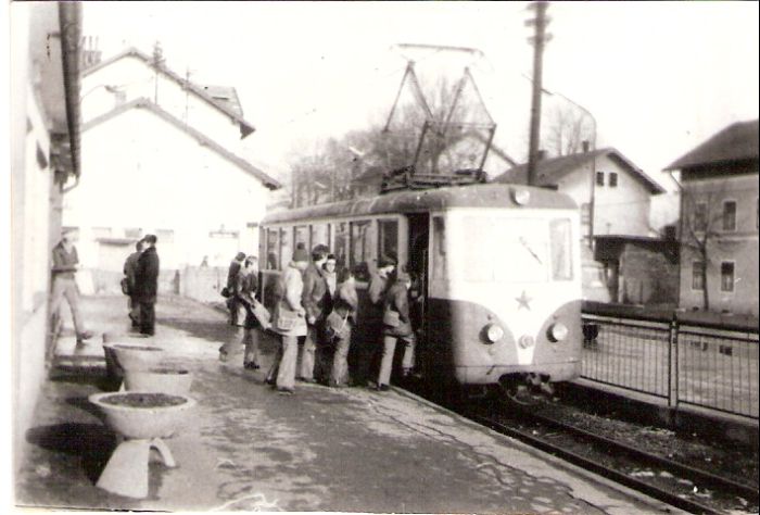  Trenčianska Teplá - elektrická stanica. Pohľad z jej nástupišťa k výpr. budove. Pri nástupišti EMU 46.0 s nastupujúcimi ľuďmi. Vpravo domy železn. kolónie, vľavo výpravná budova. Foto: V. Hlávek, 1978. 89 x 60 