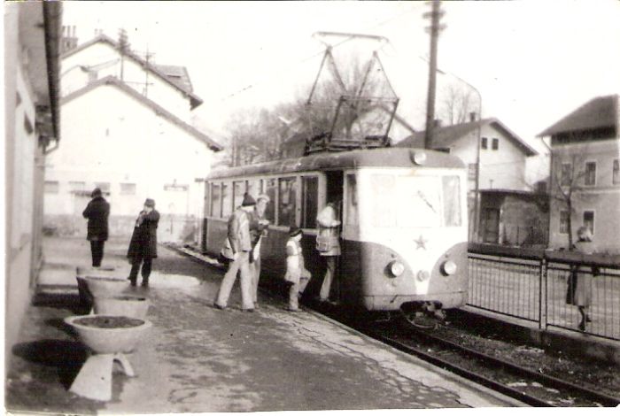  Trenčianska Teplá - elektrická stanica. Pohľad z jej nástupišťa k výpr. budove. Pri nástupišti EMU 46.0 s nastupujúcimi ľuďmi. Vpravo domy železn. kolónie, vľavo výpravná budova. Foto: V. Hlávek, 1978. 90 x 58 