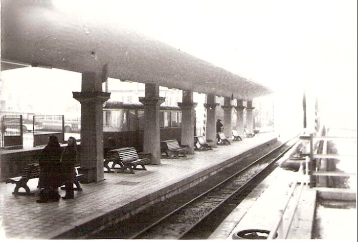  Tenčianske Teplice - stanica. Pohľad z cesty na krytý perón. Pri ňom EMU 46.0. Vpravo autobusy Ikarus a ŠL. Foto: V. Hlávek, 1978. 90 x 62 