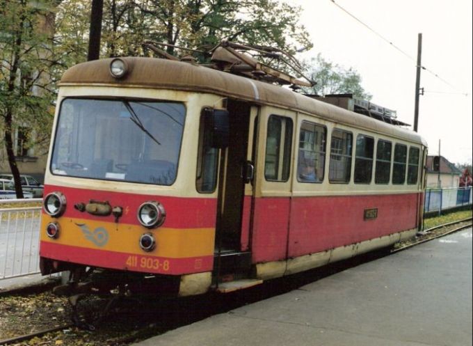  Elektrický motorový vozeň 411 903-8 v Trenčianskej Teplej. Pohľad predobočný. Vzadu trolej. podpera. Foto: M. Entner, 25.10.1995. 172 x 125 
