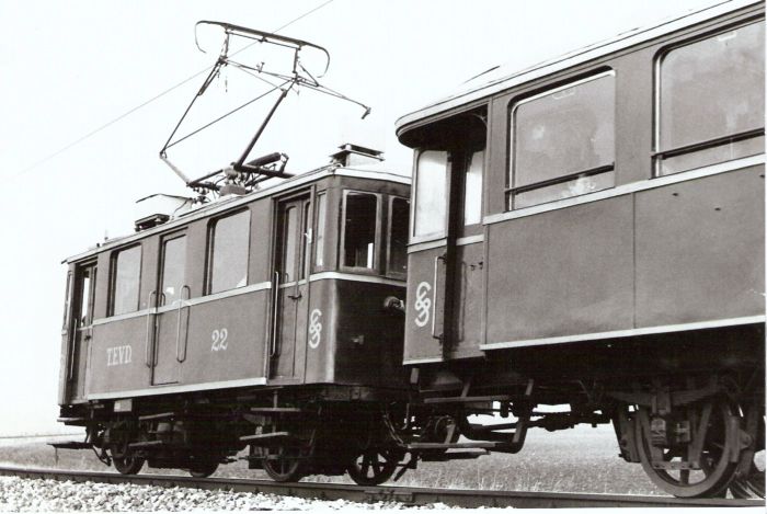  Historický elektrický motorový vozeň EMU 26.001 (TEVD 22), časť zimného prívesného vozňa. Pohľad predobočný. Foto: D. Selecký, cca 1995. 180 x 117 