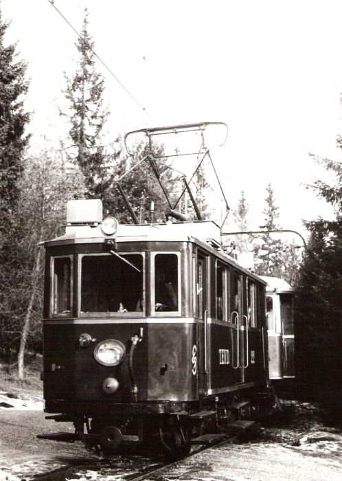  Historický elektrický motorový vozeň EMU 26.001 (TEVD 22), časť zimného prívesného vozňa. Pohľad predobočný. Foto: D. Selecký, cca 1995. Les. 129 x 180 