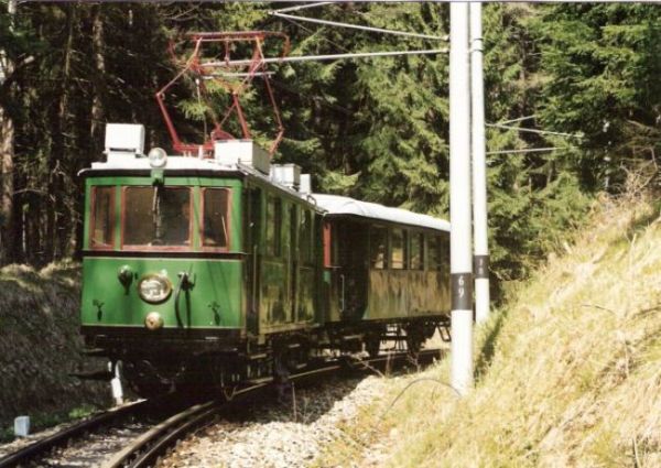  Historický elektrický motorový vozeň EMU 26.001 (TEVD 22) so zimným prívesným vozňom. Pohľad predobočný. Trakčná podpera. Foto: M. Entner, cca 2000. 178 x 126 