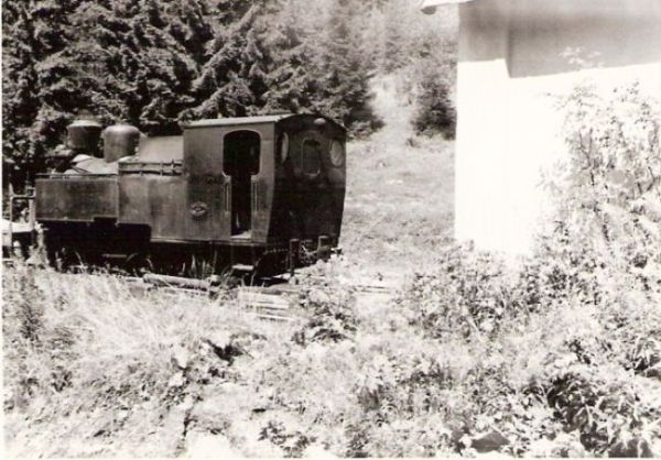  Úzkorozch. parný rušeň Henschel Zákamenskej lesnej železnici v stanici Tanečník pred emízou. Pohľad zľava zozadu. Foto: J. Kubáček, cca 1974. 97 x 68 