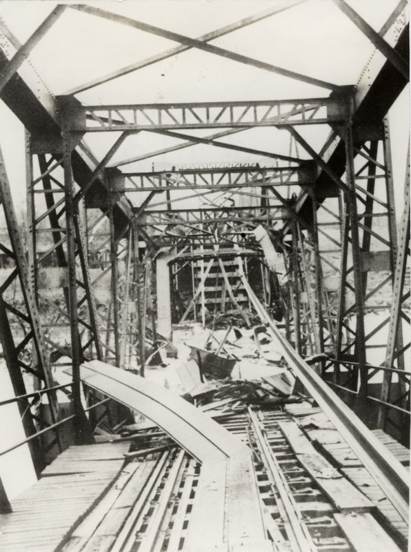  Pohľad v pozdĺžnej osi poškodeného priehradového železničného mosta s dolnou mostovkou; miesto a autor neznámy, asi 2. pol 40. rokov 20. stor. 