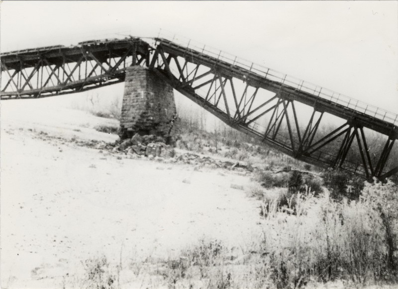  Poškodený pilier s dvoma poliami železničného priehradového mosta, jedno z polí je strhnuté; miesto a autor neznámy,asi 2. pol 40. rokov 20. stor. 