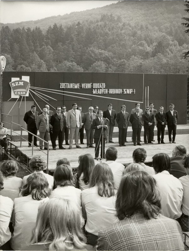  Z osláv 25.výročia Trate mládeže a 30. výročia SNP - pohľad z hľadiska na tribúnu s rečníkom a radom činovníkov; miesto a autor neznámy, 1974 