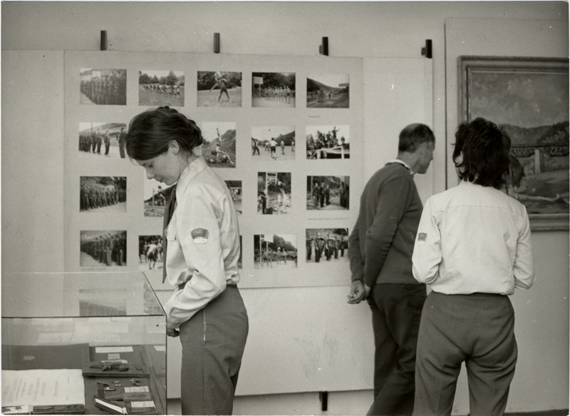  Z osláv 25.výročia Trate mládeže a 30. výročia SNP - návštevníci pri prehliadke výstavy, miesto a autor neznámy, 1974, 130 x 165 mm 