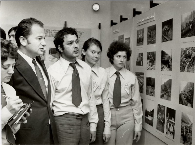  Z osláv 25.výročia Trate mládeže a 30. výročia SNP - návštevníci pri prehliadke výstavy, miesto a autor neznámy, 1974, 130 x 165 mm 
