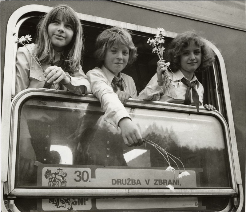  Z osláv 25.výročia Trate mládeže a 30. výročia SNP - tri zväzáčky v okne vlaku, miesto a autor neznámy, 1974 