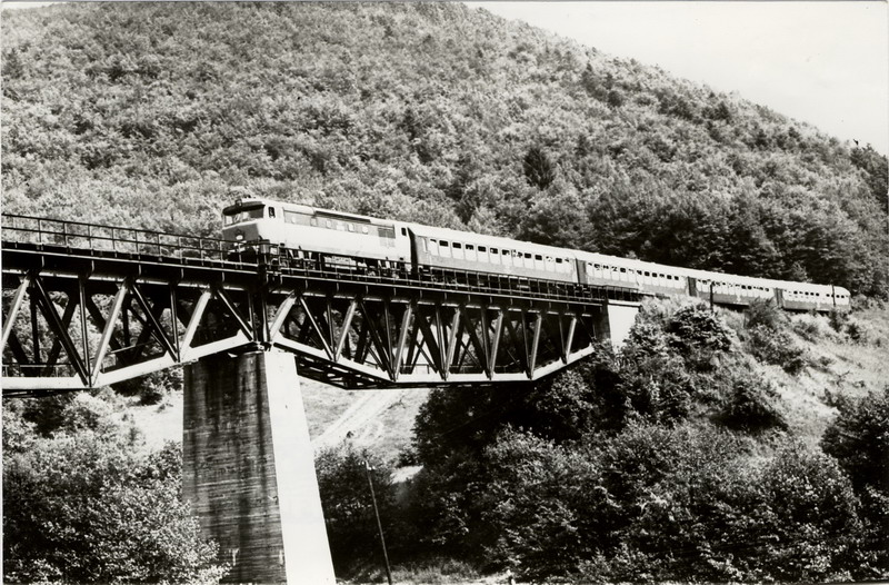  Z osláv 25.výročia Trate mládeže a 30. výročia SNP - slávnostný vlak s T 478.1074 na viadukte Trate mládeže, autor neznámy, 1974, 178 x 117 mm 