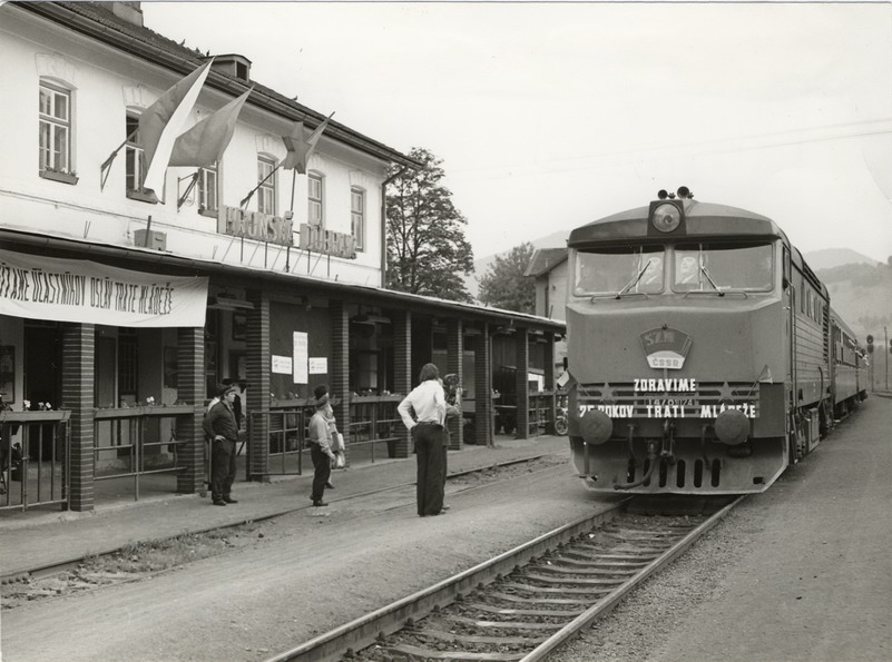  Z osláv 25.výročia Trate mládeže a 30. výročia SNP - vlak účastníkov osláv s T 478.1074 v Hronskej Dúbrave, autor neznámy, 1974, 177 x 132 mm 