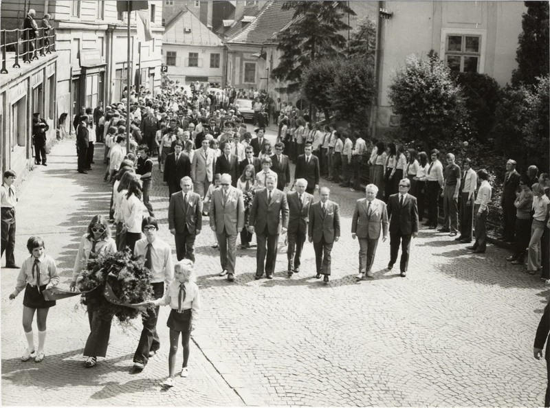  Z osláv 25.výročia Trate mládeže a 30. výročia SNP - sprievod účastníkov osláv cez Banskú Štiavnicu, autor neznámy, 1974 