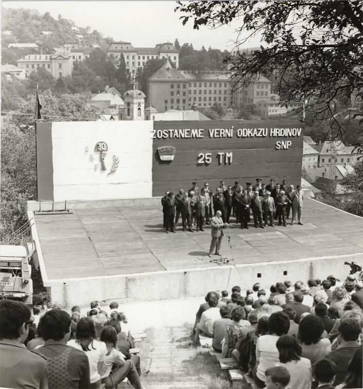  Z osláv 25.výročia Trate mládeže a 30. výročia SNP -pohľad na tribúnu s rečníkom a zhromaždenými činovníkmi, B. Štiavnica, 1974, autor neznámy 