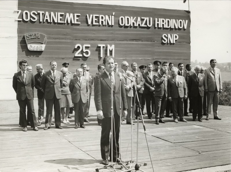  Z osláv 25.výročia Trate mládeže a 30. výročia SNP -pohľad na tribúnu s rečníkom a zhromaždenými činovníkmi, B. Štiavnica, 1974, autor neznámy 