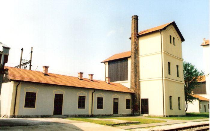  Bratislava východ - malá vodáreň v starom depe.Šikmý pohľad zo strany depa od Vajnor. Foto: M. Entner, 1998. 178 x 126, COLOR 