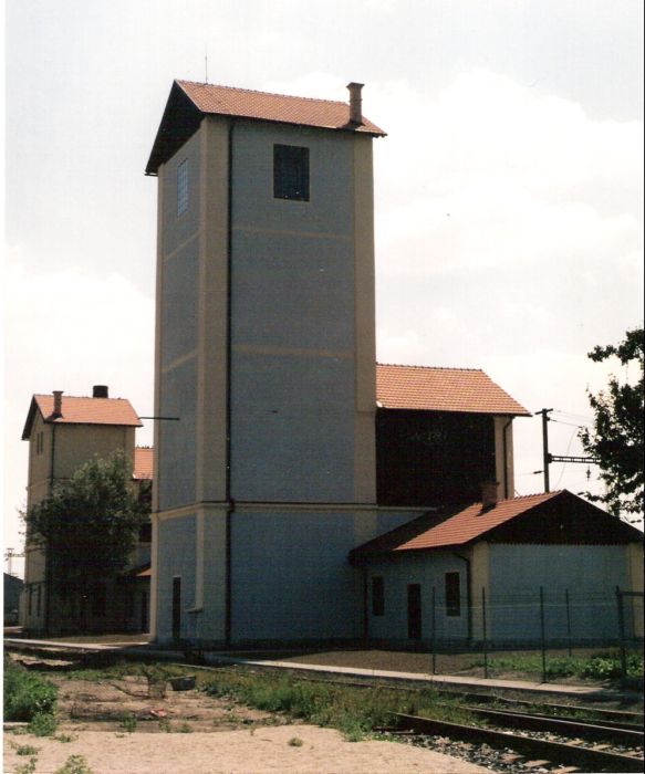  Bratislava východ - veľká a malá vodáreň v starom depe. Šikmý pohľad zo strany depa od Rače. Foto: M. Entner, 1998. 126 x 178, COLOR 