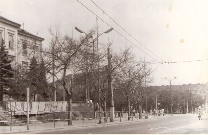  Bratislava - križovatka Šancová (Malinovského) - Predstaničné nám. Pohľad zo strany Slavína. Vľavo račianske krídlo výpravnej budovy prvej parostrojnej železnice. Foto: Anon., leto 1974, 124 x 80 