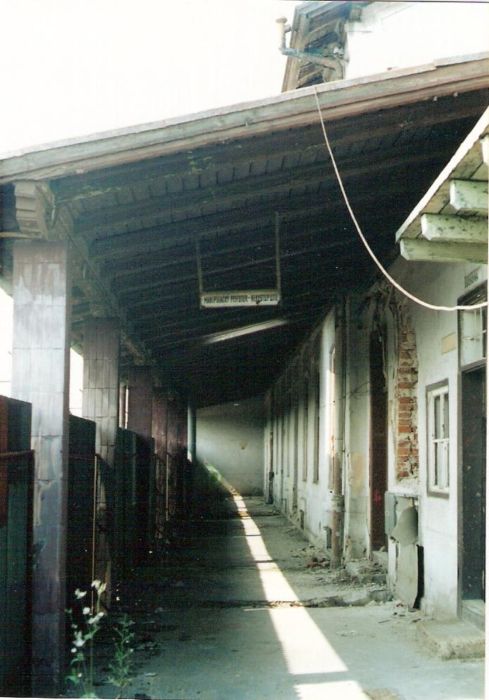  Michalovce - výpravná budova. Pohľad v osi koľají od Košíc na priestor pred budovou pod markízou. Foto: K. Kočiško, cca 2000. 88 x 125, COLOR 