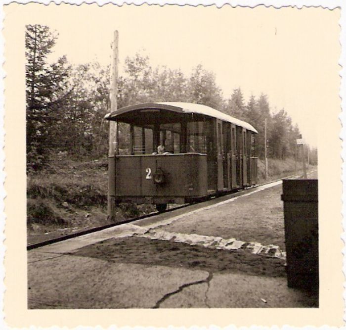  Vozeň č. 2 pozemnej lanovky na Hrebienok pri vyvýšenom nástupišti. Pohľad predobočný. Telegrafné tyče. Foto: Anon., cca 1930. 55 x 55 
