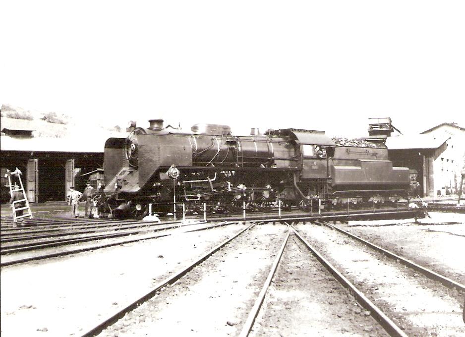  Parný rušeň 387.025 SŽ na točni v depe Bratislava hl. Pohľad zľava zpredu. Foto: Kevický, cca 1940. Fotoreprodukcia. 122 x 92 