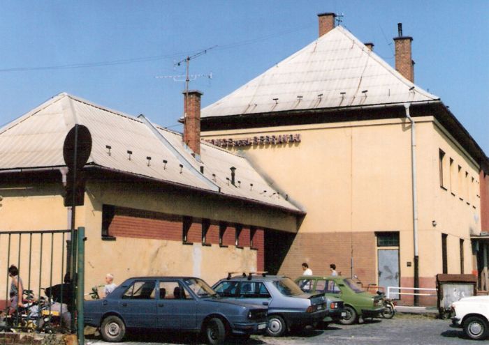  Bánovce nad Bebravou - výpravná budova. Šikmý pohľad z predstaničného priestoru od Topolčian. Osobné autá. Foto: M. Entner, 25.8.1996. 125 x 90, COLOR 
