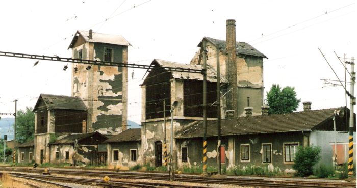  Bratislava východ - veľká a malá vodáreň v starom depe. Šikmý pohľad zo strany stanice od Vajnor. Foto: M. Entner, 7.1997. 178 x 126, COLOR 