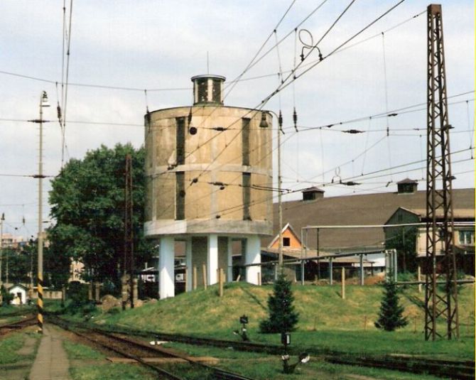  Košice - vodáreň v depe. Pohľad elektrickej remízy. Foto: P. Chomjak, 3.8.1997. 126 x 88, COLOR 