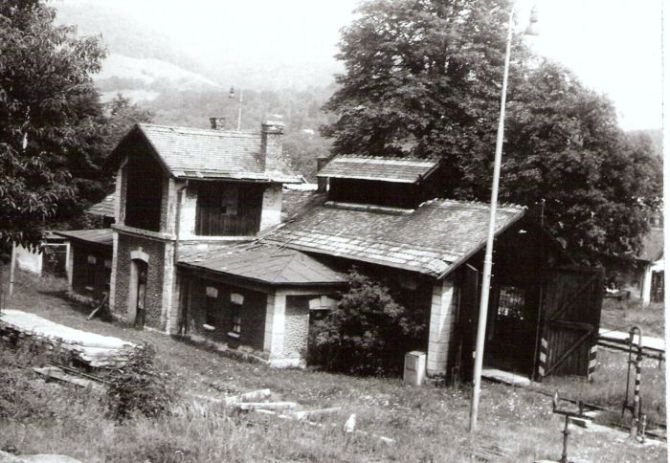  Kokava nad Rimavicou - depo s vodárňou. Pohľad z predstaničného priestoru od Lučenca. Pred depom vodný žeriav. Foto: Anon., 22.7.1992. 180 x 125 