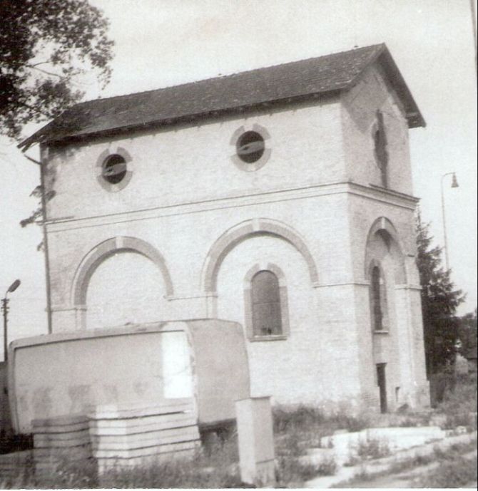  Lenártovce - vodáreň. Šikmý pohľad zo strany koľají od Košíc. Foto: J. Kubáček, 31.7.1992. 178 x 125 
