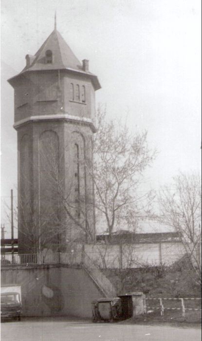  Nové Zámky - vodáreň v stanici. Čelný pohľad z predstaničného priestoru. Foto: J. Kubáček, 1993. 125 x 177 