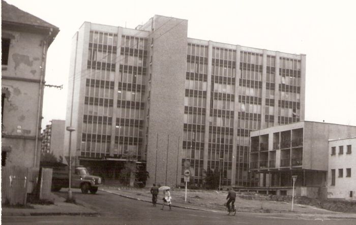  Zvolen - administratívna budova prevádzkového riaditeľstva nová. Pohľad od stanice. Foto: J. Kubáček, cca 1994. 178 x 125 