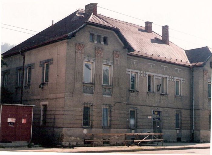  Žilina - pošta na košickej strane výpravnej budovy. Šikmý pohľad na bratislavskú časť budovy z predstaničného priestoru od Bratislavy. Foto: M. Entner, 4.7.1996. 126 x 89, COLOR 