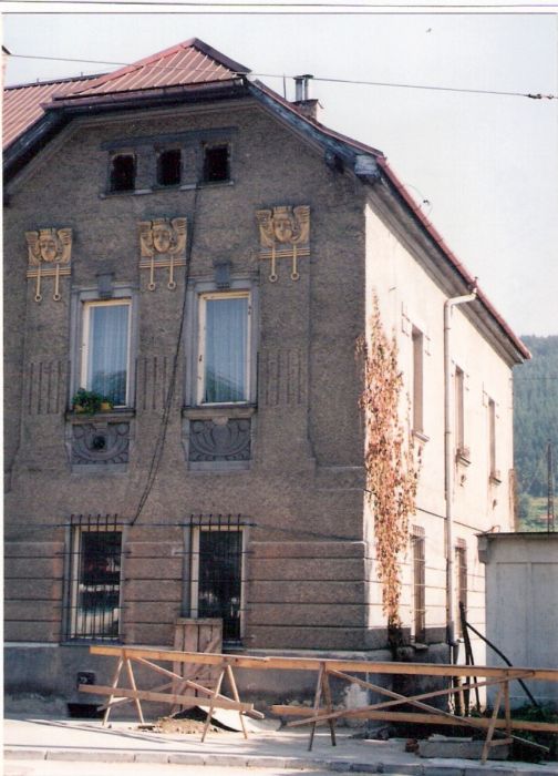  Žilina - pošta na košickej strane výpravnej budovy. Čelný pohad z predstaničného priestoru na pravý krajný rizalit. Foto: M. Entner, 4.7.1996. 89 x 126, COLOR 
