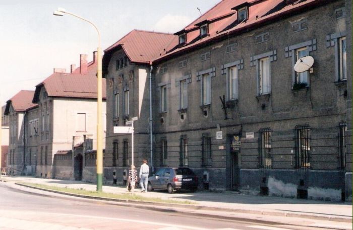  Žilina - pošta na košickej strane výpravnej budovy. Šikmý pohľad z predstaničného priestoru od Košíc. Foto: M. Entner, 4.7.1996. 126 x 89, COLOR 