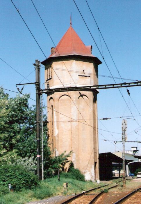  Nové Zámky - vodáreň v stanici. Pohľad v osi koľaje od Štúrova. Foto: R. Chalupa, 3.5.2000. 90 x 126, COLOR 