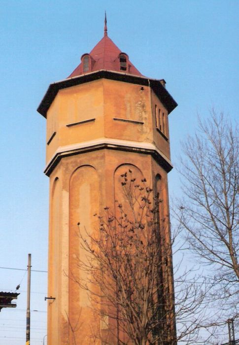  Nové Zámky - vodáreň v stanici. Čelný pohľad z predstaničného priestoru. Foto: M. Entner, 26.2.1996. 89 x 126, COLOR 