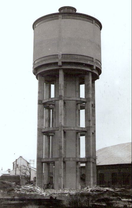  Nové Zámky - vodáreň v depe. Pohľad od Bratislavy. Foto: Anon., cca 1950. 81 x 125 