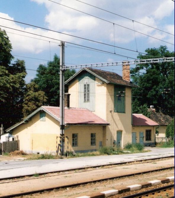  Pezinok - vodáreň. Šikmý pohľad zo strany koľají od Bratislavy. Foto: M. Entner, 9.8.1996. 126 x 180, COLOR 