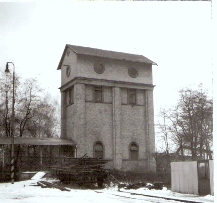  Plešivec - vodáreň v depe. Zimný pohľad od Košíc (?). Foto: J. Kubáček, 11.1.1996. 100 x 100 