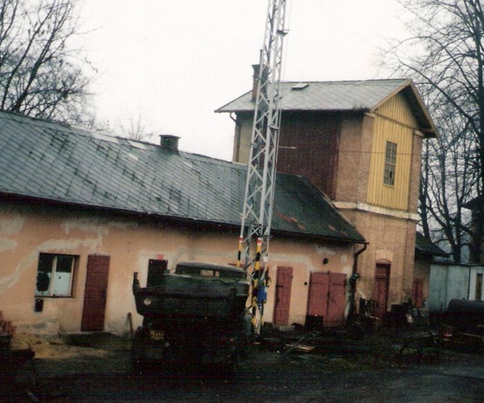  Považská Bystrica - vodáreň. Pohľad zo strany koľají od Žiliny. Foto: M. Entner, 14.12.1996. 126 x 90, COLOR 