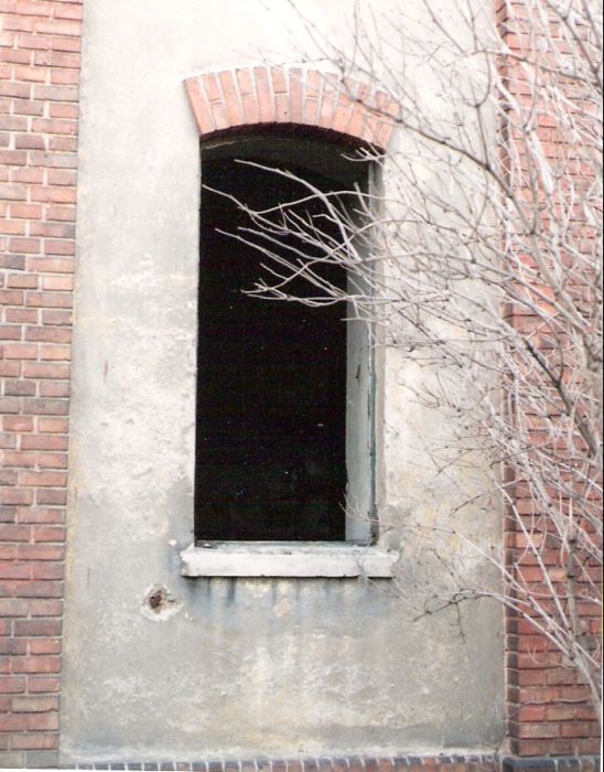  Bratislava-Vajnory - vodáreň. Detailný pohľad na okno. Foto: M. Entner, 21.3.1996. 90 x 126, COLOR 