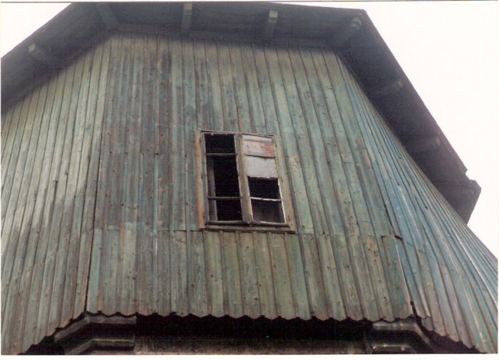  Bratislava-Vajnory - vodáreň. Detailný pohľad na drevený obklad vodojemu s oknom. Foto: M. Entner, 21.3.1996. 125 x 89, COLOR 