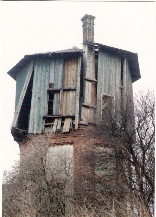  Bratislava-Vajnory - vodáreň. Šikmý pohľad zo strany koľají od Štúrova. Foto: M. Entner, 21.3.1996. 89 x 125, COLOR 