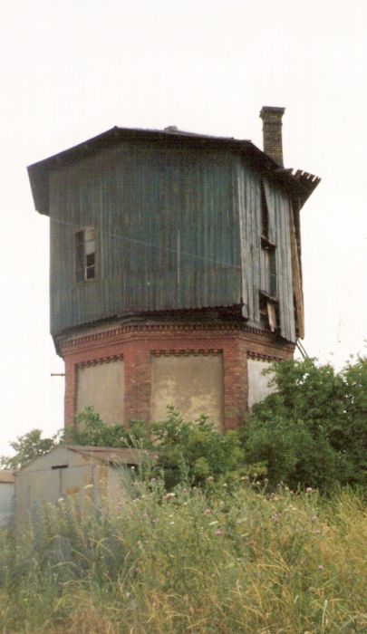  Bratislava-Vajnory - vodáreň. Šikmý pohľad z predstaničného priestoru od Rače. Foto: M. Entner, 21.3.1996. 126 x 162, COLOR 