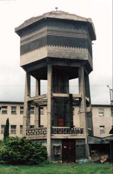  Vrútky - vodáreň v depe. Čelný pohľad zo strany staničných koľají. Foto: M. Entner, 13.9.1996. 126 x 177, COLOR 